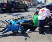 Mujer derrapó en motocicleta