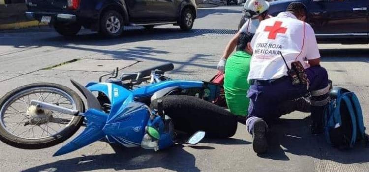 Mujer derrapó en motocicleta