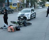 Repartidor herido al chocar su moto      