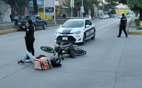 Repartidor herido al chocar su moto      
