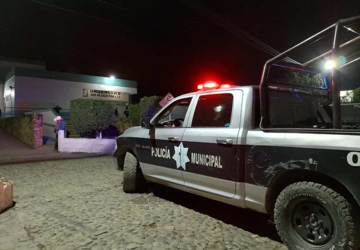 Terminó policía fracturado tras caída