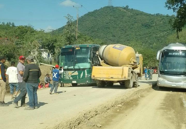 Autobús y máquina revolvedora se impactaron 