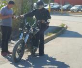 Motociclista chocó contra camioneta