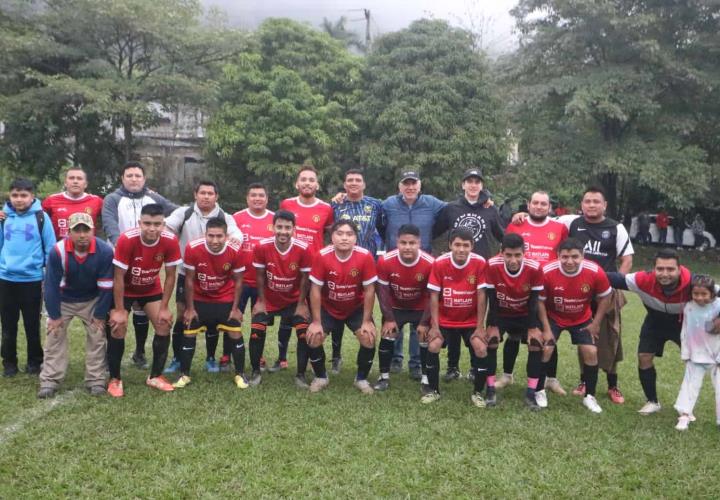 ConstruAR campeón del futbol de Matlapa