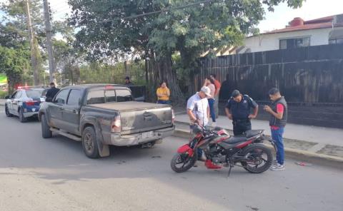 Motociclista chocó contra camioneta