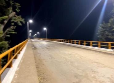 Iluminado luce el Puente Tanquián