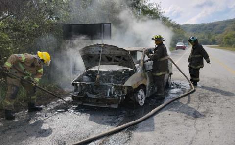 Se quemó auto debido a un corto