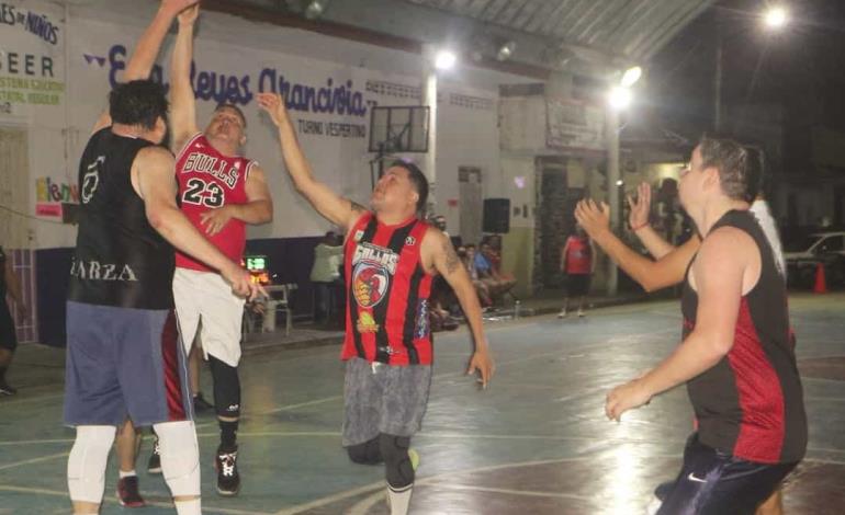 Solteros vs. Casados en partido de basquet