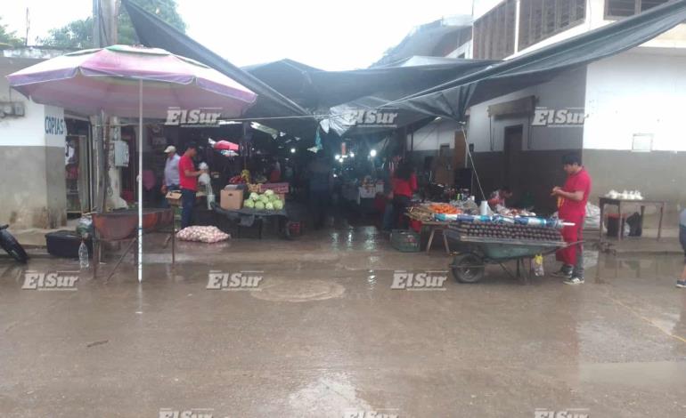 Pese al mal clima comerciantes salen a vender sus productos