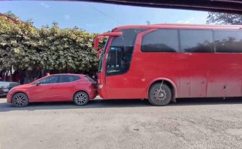 Autobús chocó contra un coche