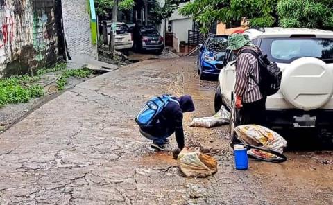 Vecinos colocan costales en bache