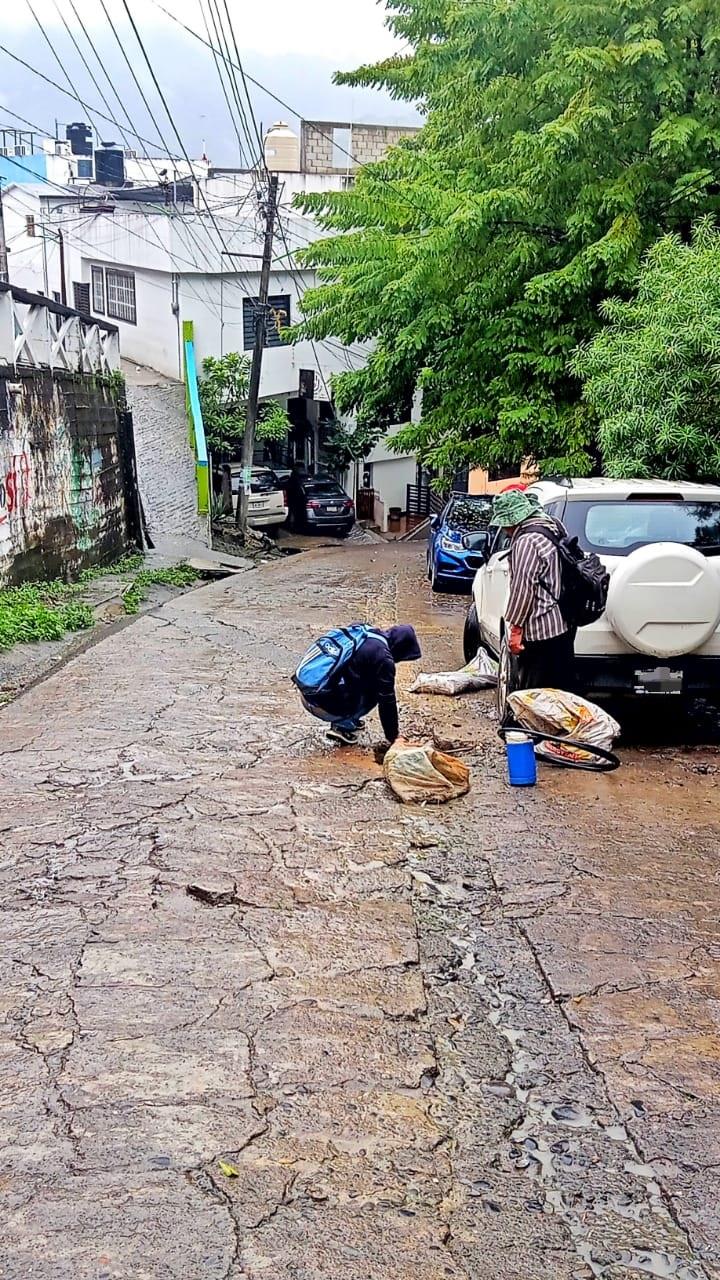 Vecinos colocan costales en bache