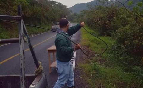 Mal clima complica labores de trabajadores en carretera