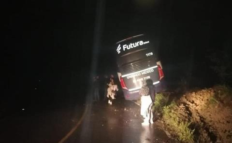 Autobús perdió el control y salió de la vía de rodamiento