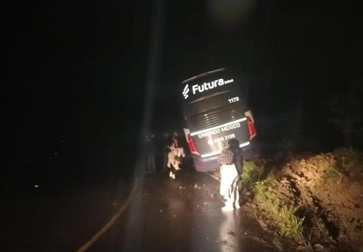 Autobús perdió el control y salió de la vía de rodamiento