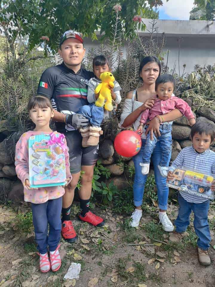 Ciclistas donaron  juguetes a infantes