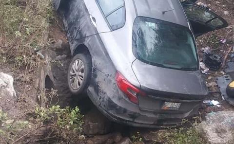 Abandonaron  auto volcado