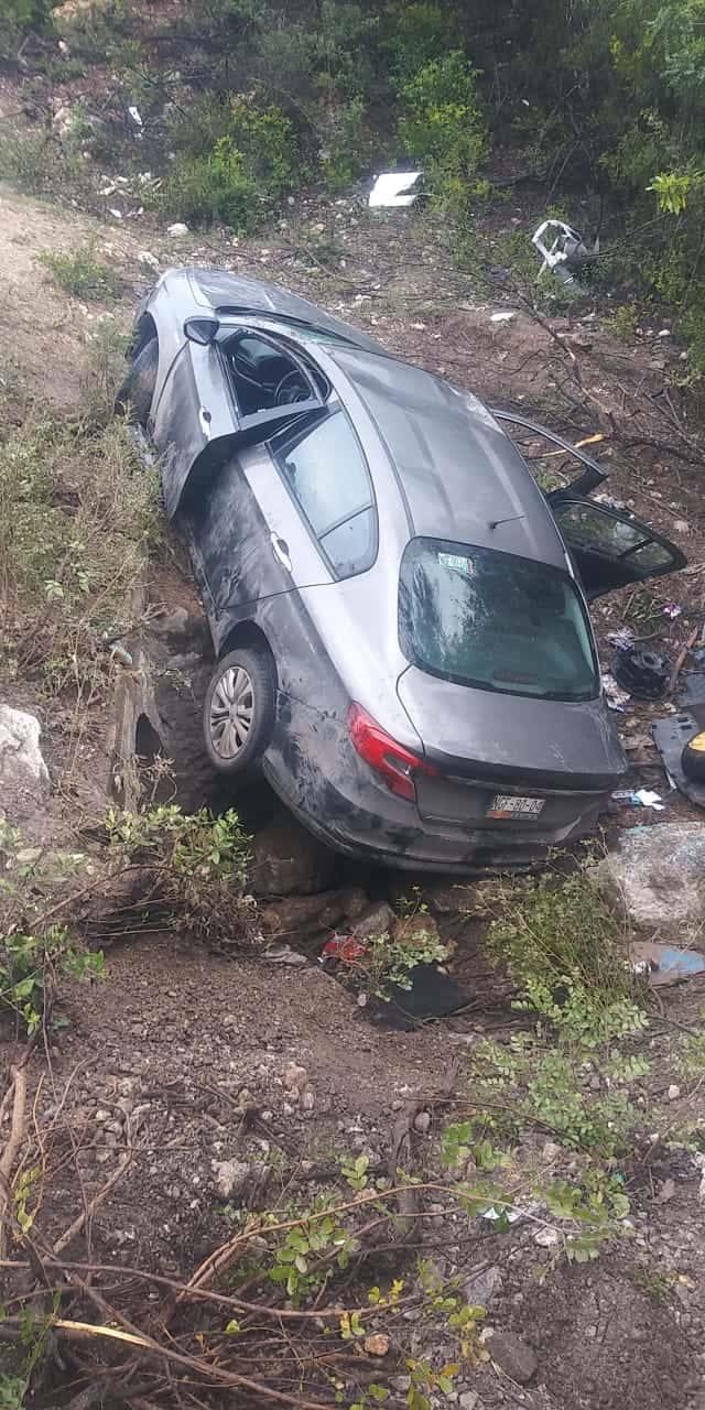 Abandonaron  auto volcado