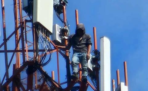 Joven que escaló puente y antena padece de sus facultades mentales