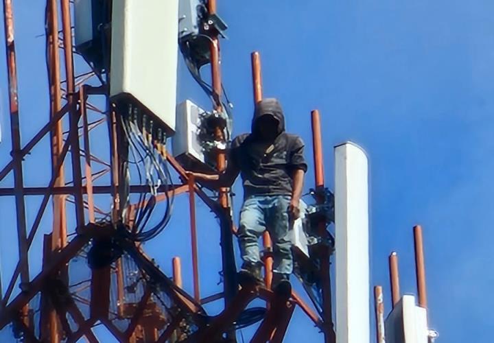 Joven que escaló puente y antena padece de sus facultades mentales