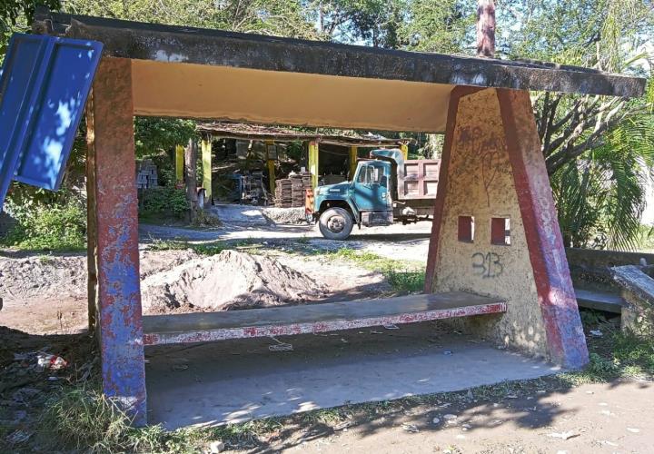 Un cochinero en las paradas de transporte