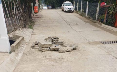 Calle obstruida desde hace un mes y medio en calle Vicente Guerrero
