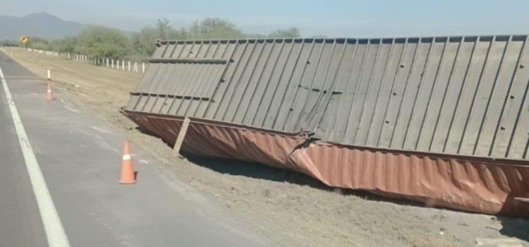 Volcó un tráiler en la Supercarretera