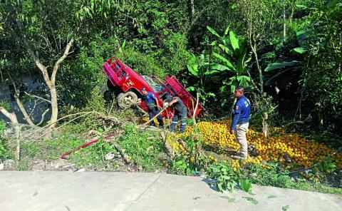 Ocho heridos en fuerte volcadura 
