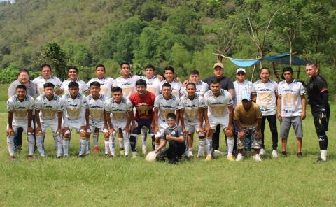 Papá de los Pollitos campeón en balompié de Temamatla A
