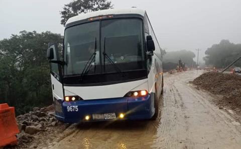 Autobús quedó varado en rúa por desnivel 
