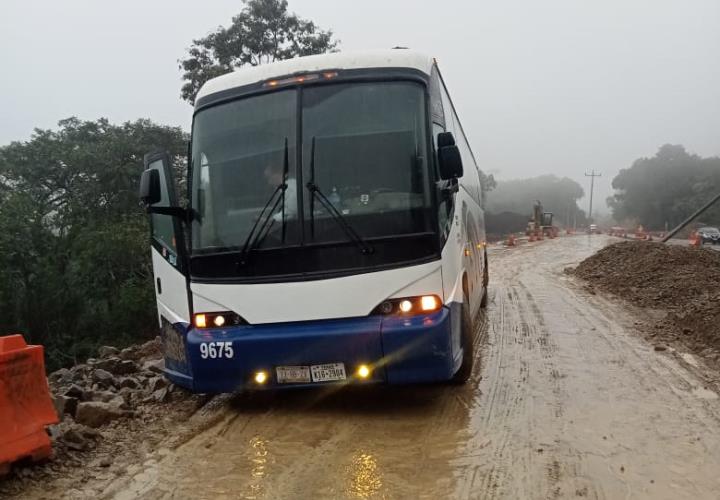 Autobús quedó varado en rúa por desnivel 