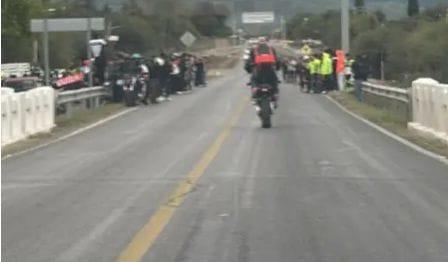 Motociclistas efectúan  "caballitos" en carretera