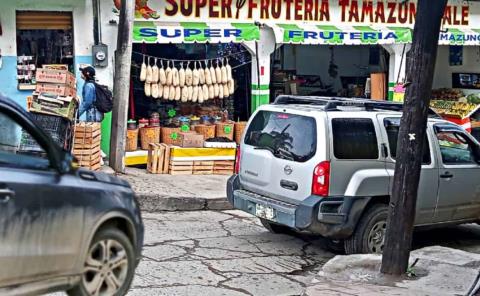 Autos estorban en la vialidad; problema de todos los días
