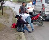 Mujer lesionada al derrapar moto