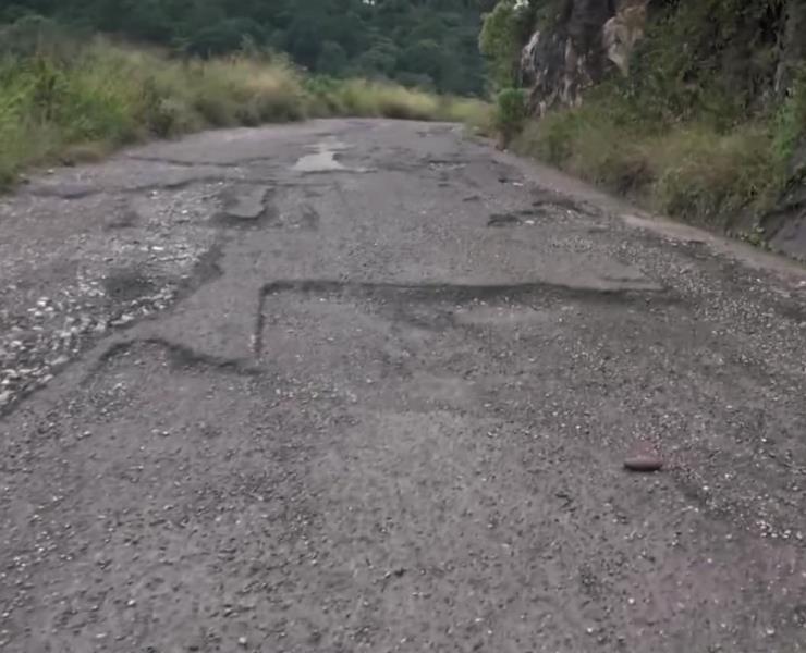 Comuneros de Tezapotla bloquearán carretera destrozada; hay molestia
