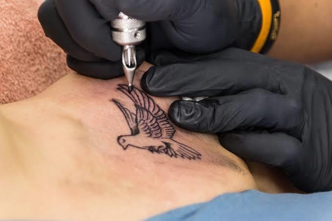 Aprovechan jóvenes llegada de tatuador en Tampacán