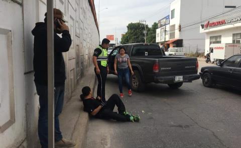 Motociclista lesionado al chocar con camioneta