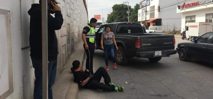 Motociclista lesionado al chocar con camioneta