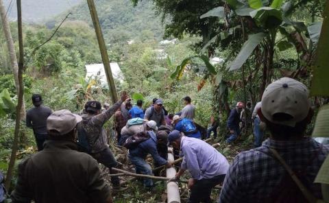 Colaboran comuneros con obra de electrificación
