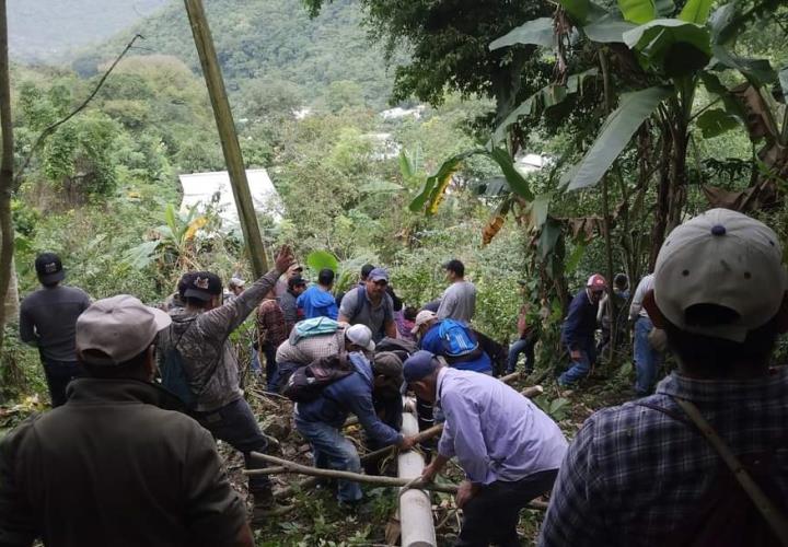 Colaboran comuneros con obra de electrificación