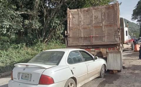 Tráiler impactó auto en Apanco
