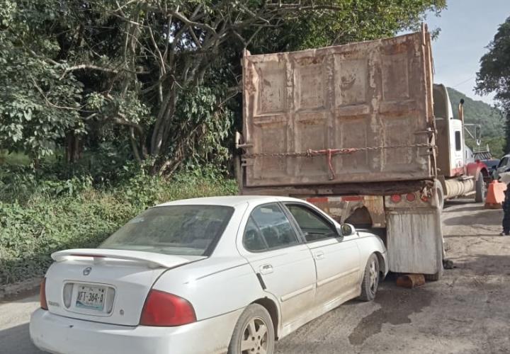 Tráiler impactó auto en Apanco