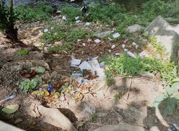 Arroyo Acontla un vil basurero: tiran pañales, desechables 