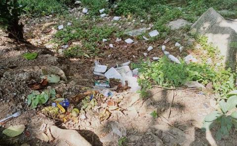 Arroyo Acontla un vil basurero: tiran pañales, desechables 
