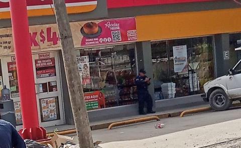 Policías vigilan tiendas Oxxo
