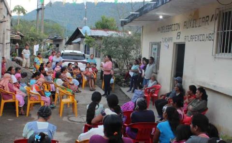 Presidenta del DIF se reunió con madres de familia de Tlachapa