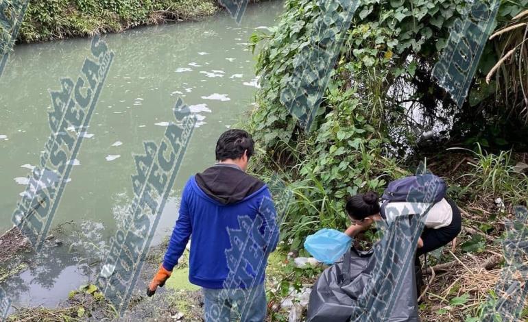 Ciudadanos anónimos limpian la orilla del río