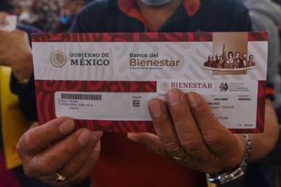 Estafan con las tarjetas Bienestar