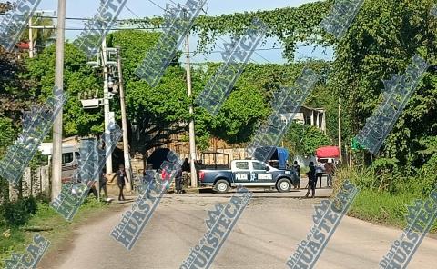 Bloquean la carretera Álamo - Tamazunchale por incumplimiento de Iván Lara 



