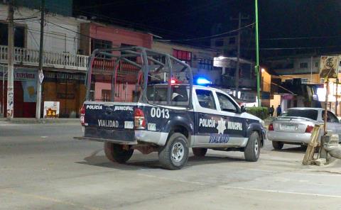 Atoran agentes a dos peleoneros en el boulevard